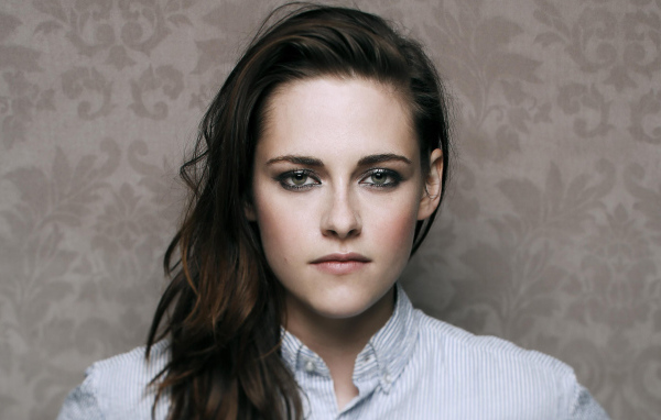 Серьезная девушка, актриса Кристен Стюарт крупным планом