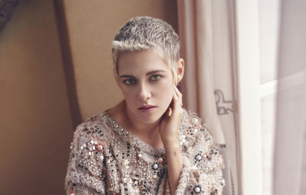 Актриса Кристен Стюарт с короткой стрижкой у окна