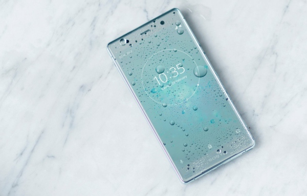 Тонкий смартфон Sony Xperia XZ2 в серебристом корпусе