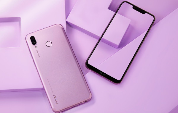 Смартфон  Honor Play на сиреневом фоне