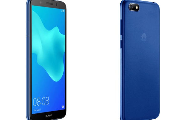 Смартфон Huawei Y5 Prime 2018 синего цвета на белом фоне