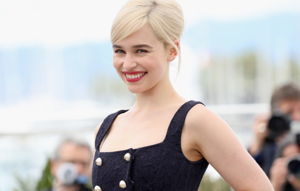 Улыбающаяся блондинка, актриса Эмилия Кларк