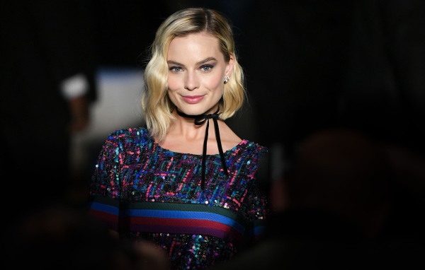 Улыбающаяся блондинка, актриса Марго Робби