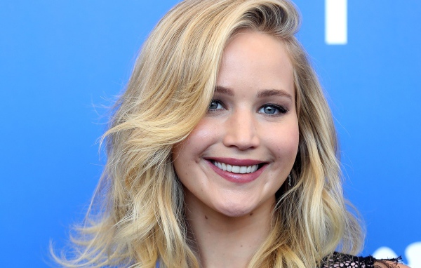 Улыбающаяся девушка, актриса Дженнифер Лоуренс лицо крупным планом