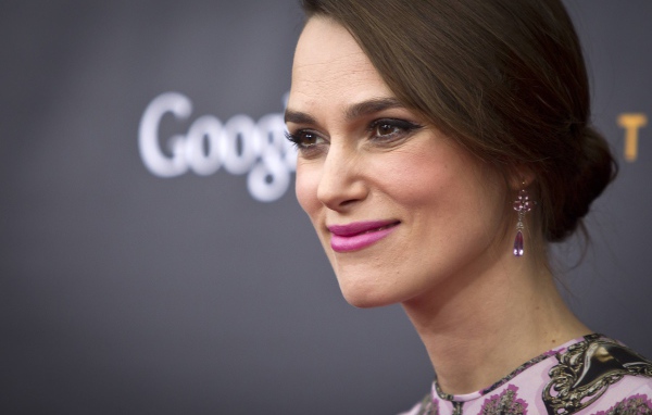 Улыбающаяся девушка, актриса Кира Найтли