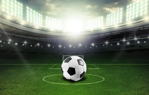 Футбольный мяч лежит на футбольном поле на стадионе