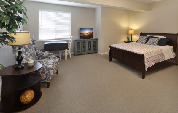 Просторная спальня с большой деревянной кроватью 