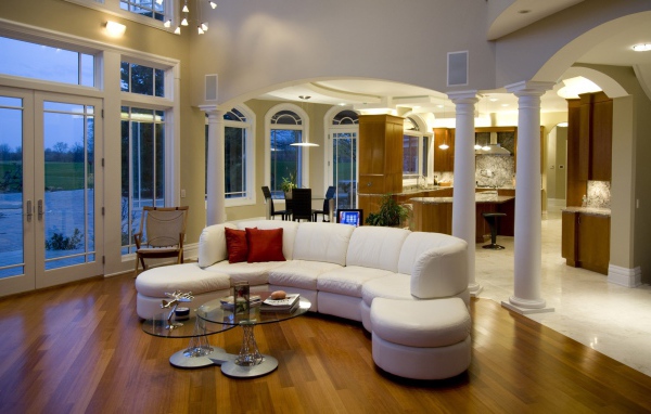 Просторная гостиная с белым кожаным диваном 