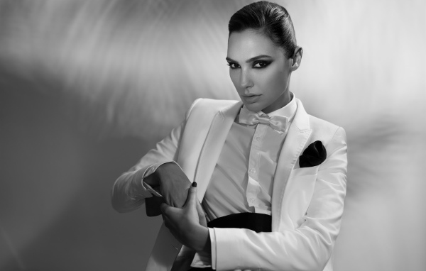 Стильная актриса Галь Гадот в костюме черно белое фото