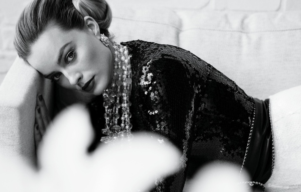 Стильная актриса Марго Робби черно белое фото 