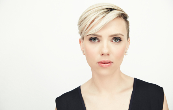 Стильная блондинка, актриса Скарлетт Йоханссон на белом фоне