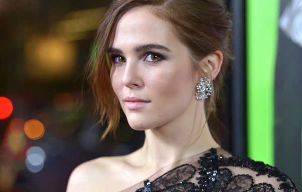 Стильная кареглазая девушка, актриса Зои Дойч в черном платье