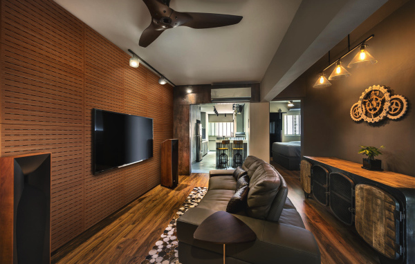 Стильная гостиная с коричневым интерьером