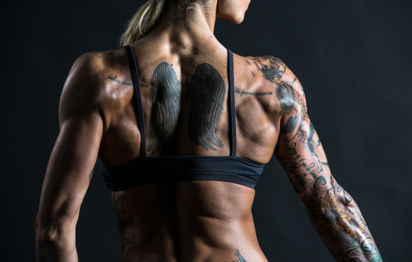 Татуировка крылья на спине у девушки