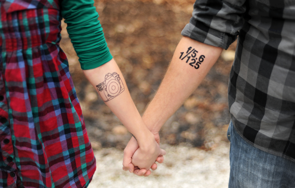 Татуировки на руках у влюбленной пары