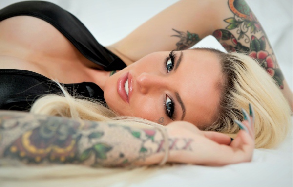 Татуировки на руках у блондинки