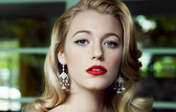 Нежная блондинка с красными губами, актриса Блейк Лайвли 