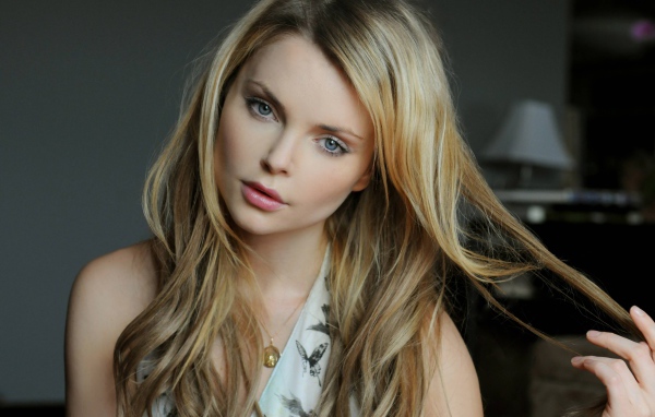 Нежная голубоглазая девушка, польская актриса Изабелла Мико