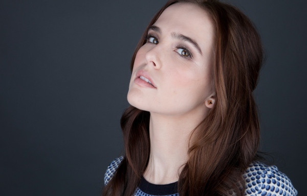 Нежная кареглазая шатенка, актриса Зои Дойч на сером фоне