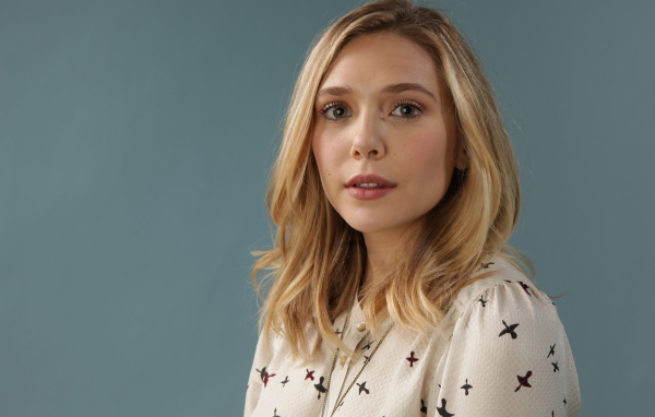 Нежная девушка, актриса Элизабет Олсен на сером фоне