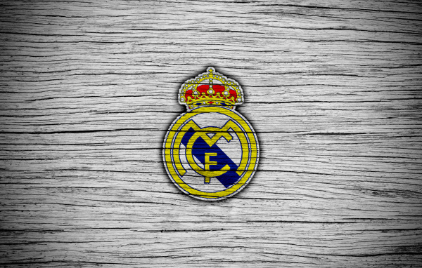 Логотип футбольного клуба Реал Мадрид на сером фоне