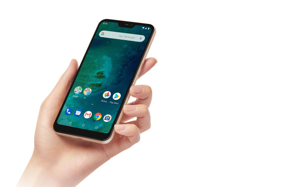 Новый смартфон Xiaomi Mi A2, 2019 года в руке на белом фоне