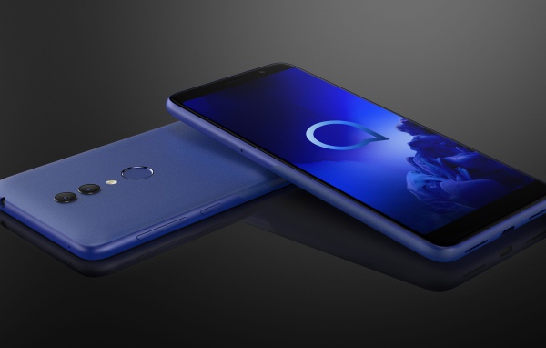 Два тонких смартфона Alcatel 1 на сером фоне