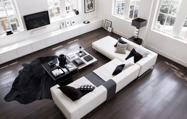 Гостиная в бело-черных тонах с большим диваном