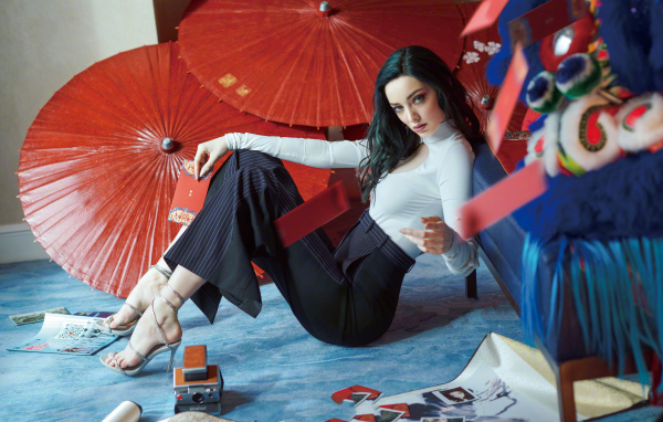 Молодая американская актриса Эмма Думонт на полу с зонтами