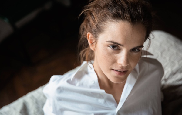 Молодая актриса Эмма Уотсон в белой рубашке