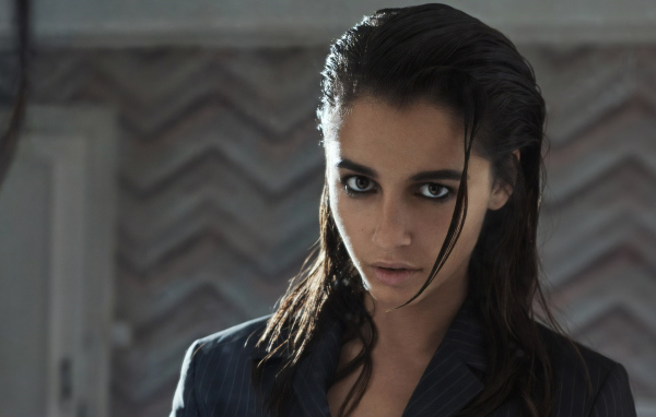 Молодая актриса Наоми Скотт с мокрыми волосами