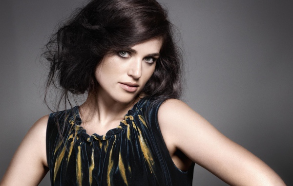 Молодая красивая девушка, актриса Кэти Макграт на сером фоне