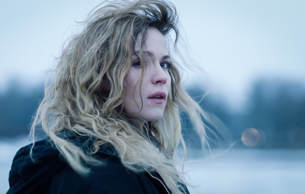 Молодая блондинка, актриса Пихла Вийтала вид сбоку