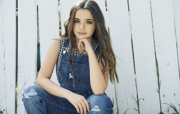 Молодая девушка, актриса Алекса Нисенсон у забора