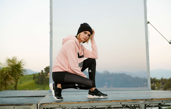 Молодая модель, актриса Кара Делевинь в спортивном костюме