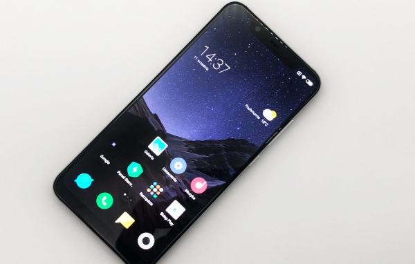 Новый черный смартфон Xiaomi Mi 8 на сером фоне