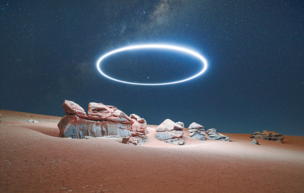 Большой яркий круг в небе над пустыней