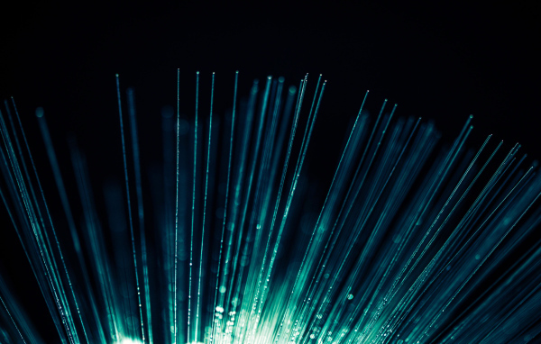 Неоновые лучи лампы на черном фоне 