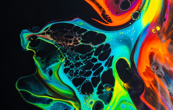 Разводы разноцветной краски на черном фоне