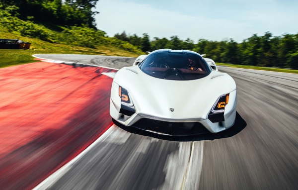 Гоночный автомобиль  SSC Tuatara, 2019 года на трассе