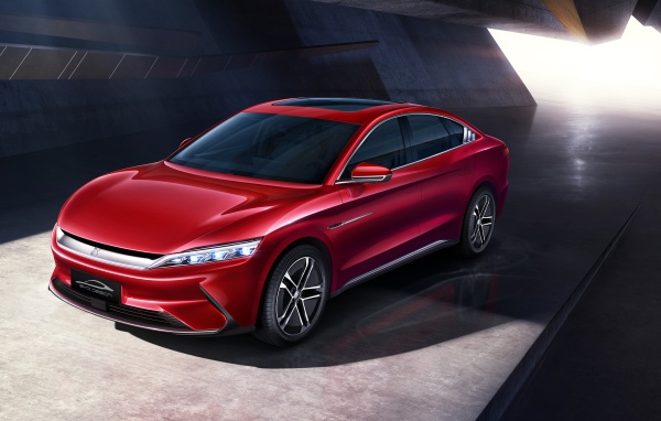 Красный автомобиль BYD Han EV 2020 года 