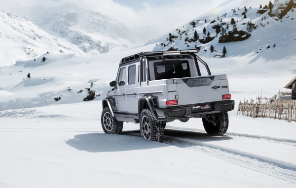 Автомобиль Brabus 800 Adventure XLP 2020 года в заснеженных горах 