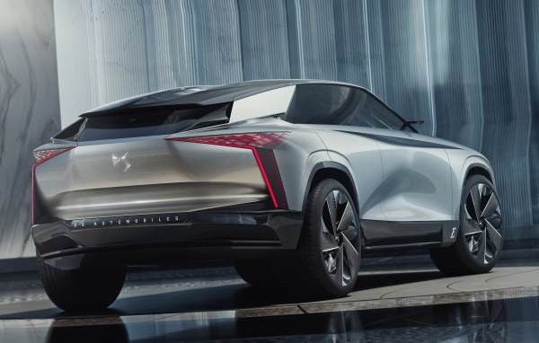 Автомобиль DS Aero Sport Lounge 2020 года вид сзади