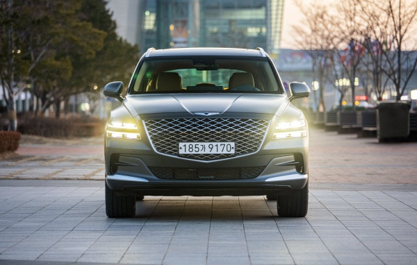 Автомобиль Genesis GV80,  2020 года с включенными фарами