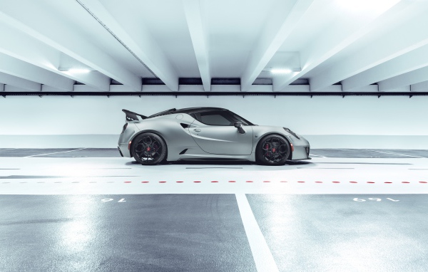 Серый автомобиль Pogea Racing Nemesis 2020 года на парковке 