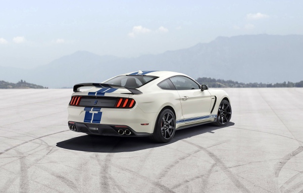 Автомобиль  Shelby GT350, 2020 года на асфальте