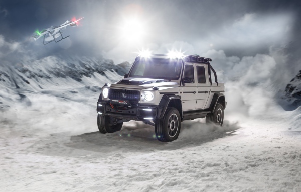 Быстрый  Brabus 800 Adventure XLP 2020 года едет по заснеженной дороге 