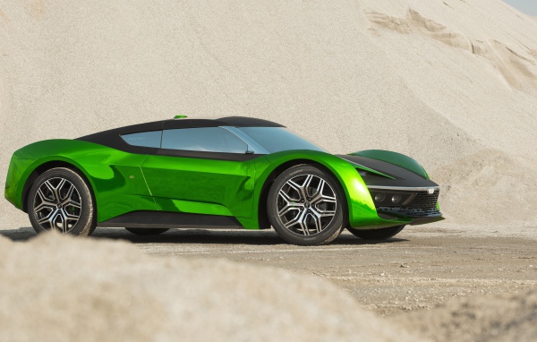 Зеленый автомобиль GFG Vision 2020 года стоит на песке