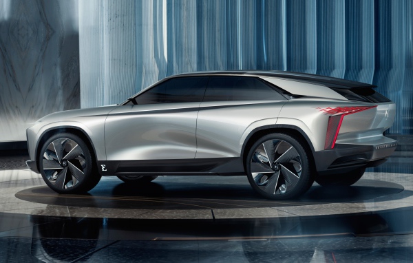 Серебристый автомобиль DS Aero Sport Lounge 2020 года вид сбоку