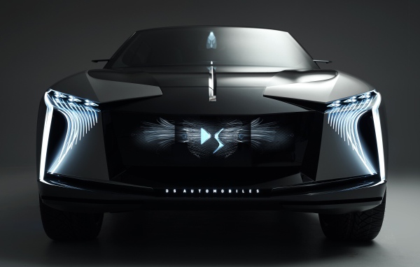 Черный автомобиль DS Aero Sport Lounge 2020 года на сером фоне вид спереди